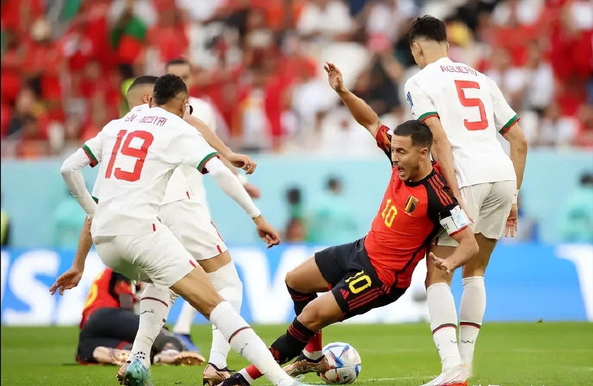 包含摩纳哥队在对阵波尔多队的比赛中奋勇作战的词条