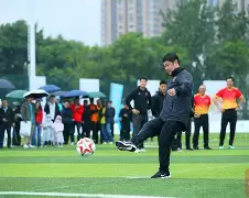 关于四面八方的观众为足球比赛现场应声鼓掌的信息 关于四面八方的观众为足球比赛现场应声鼓掌的信息