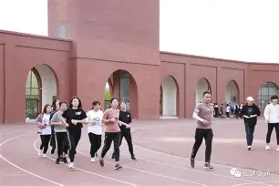 球队训练全力以赴，备战技巧风起云涌(球队怎么训练)